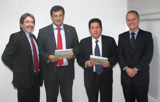 Firma convenio 2 La Escuela Europea de Negocios firma un convenio con la Fundación Universitaria del Área Andina