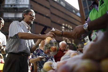 Protesta  de agricultores en Madrid, culmina en la repartición de frutas
